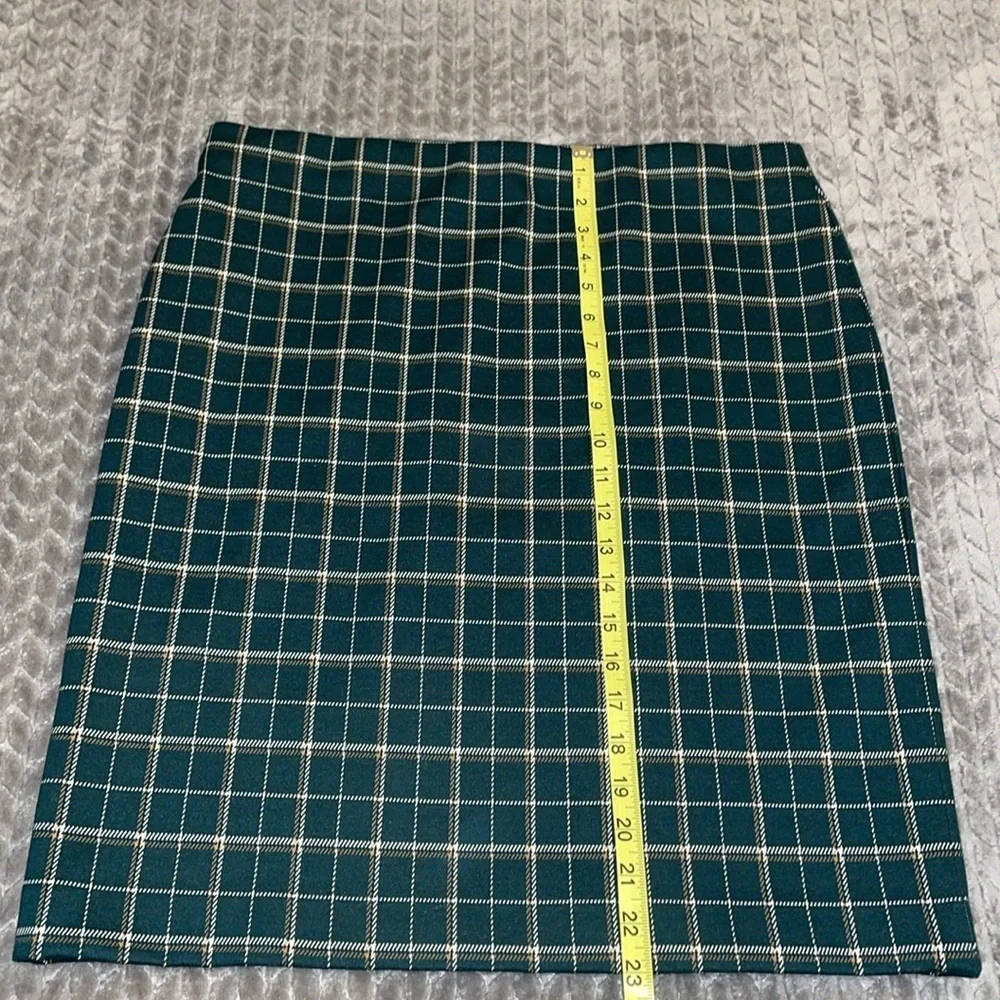Ann Taylor Elastic Waist Midi Skirt.  Size Large.  Plaid.  Green & White.